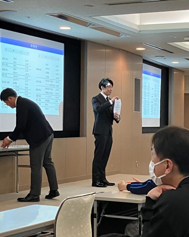 今日はOKBふれあい会館で【リクスパート感謝祭】が行われました!
去年は全日本マスターズM40円盤投げで優勝したので優秀選手表彰をいただきました！
このような特別賞をいただき、大変光栄です
自分はこのリクスパートで投擲コーチをして1年になりますが、選手たちが日々努力し、成長していく姿にたくさんの刺激をもらっています
自分は今年もマスターズの大会に出場するつもりですが選手たちも自分の可能性を信じて挑戦を続けてください
これからも一緒に頑張って行きましょう！

@rix_pert 
@tanahashi_h 
#リクスパート
#岐阜陸上クラブ
#円盤投げ
#砲丸投げ
#投てき
#感謝祭