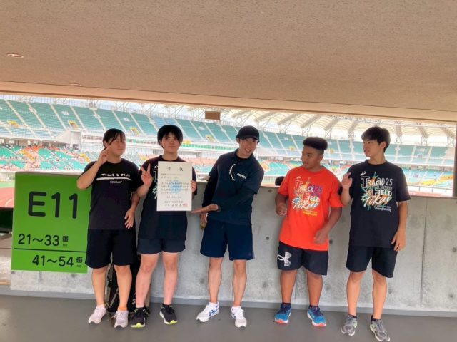 【東海大会 結果報告】

男子円盤投げ・砲丸投げ：記録は伸ばせなかったものの、戦う姿勢はしっかりと見せてくれました。まだ2年生、ここからが本番。

女子砲丸投げ（2年）：6位入賞！
序盤の投てきに苦しみながらも、後半にしっかり立て直し。順位は残りましたが、本人が目指していた姿には届かず、悔しさもにじむ結果となりました。

ただ、東海大会という舞台での入賞は、決して簡単に得られるものではありません。技術だけでなく、心の強さも問われる舞台。その中で得た経験は、確実に力になります。

女子砲丸投げ（3年）：自己ベスト更新ならず
東海の舞台で戦うのはこれが最後かもしれません。どんな結果でも、これまで積み重ねてきた日々はかけがえのないもの。よく頑張りました。

@rix_pert 
#リクスパート
#砲丸投げ
#円盤投げ
#東海中学大会
#岐阜陸上クラブ