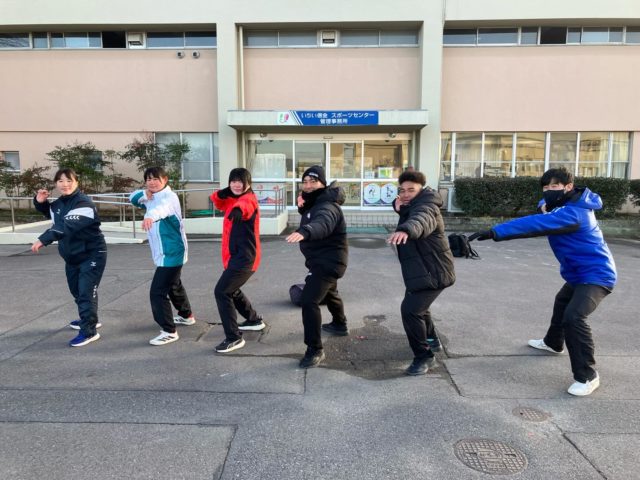 いちい信金スポーツセンター陸上競技場にて、飛松功コーチによる回転投法セミナーに参加してきました。

第一部（11:00〜12:30)
サンドボールを用いて、正面投げ・ノンフィート投げ・360度ターン・ピボット・ハーフターンを、2人1組で投げ合いながら実施しました。
正面投げでは左腕の動きや身体の面の向きについて細かいアドバイスをいただき、ノンフィート投げでは右足の残しや右手のフォロースルーを意識して投げ込みを行いました。

昼食を30〜40分ほど挟み、第二部ではサークルに入り、砲丸での立ち投げ・ピボット投げを中心に練習。
第三部ではハーフターンからフルターンまで段階的に投げ込みを行い、実戦的な内容へと進みました。

一人ひとりに対して1投ずつ丁寧にアドバイスをいただき、動画を見ながら修正していく流れは非常に分かりやすく、技術の整理につながりました。

昨年に続き、今年もこのような貴重な機会を設けていただき、飛松コーチには心より感謝いたします。

選手としてだけでなく、コーチという立場で見ても、動作の捉え方や伝え方など多くの学びがあり、今後の指導に必ず活かしていきたい内容でした。

また、当日参加にあたり、送り迎えやサポートをしてくださった保護者の皆さまにも深く感謝いたします。
皆さまのご協力があってこそ、選手がこのような貴重な経験を積むことができました。

本当にありがとうございました。

@i_tobimatsu_shotput 
@rix_pert 
#砲丸投げ
#回転投法
#陸上競技